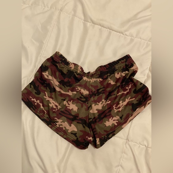 RARE Y2K Hooters Camo Shorts - Picture 4 of 4